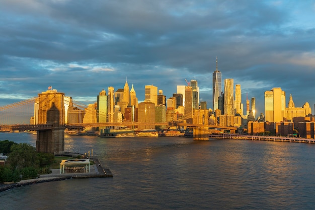 Vista del Puente de Brooklyn al amanecer Nueva York, EE.