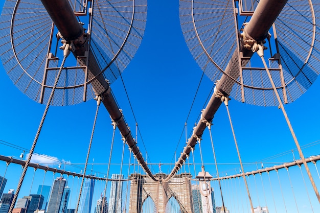 Vista del Puente de Brooklyn con tirantes diagonales y tirantes verticales.