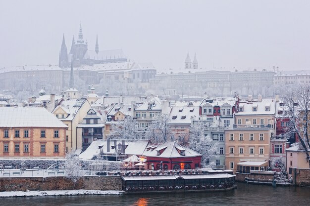 Foto vista desde el puente de carlos en el castillo de praga