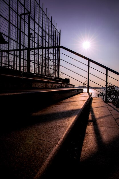 Foto vista del puente en la ciudad al atardecer