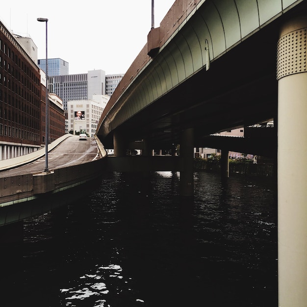 Foto vista del puente en la ciudad