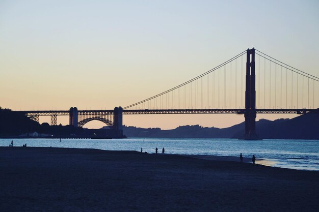 Vista del puente colgante al atardecer