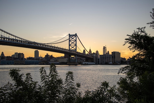 Vista del puente colgante Benjamin Franklin Bridge en Filadelfia, Pensilvania, EE.UU.