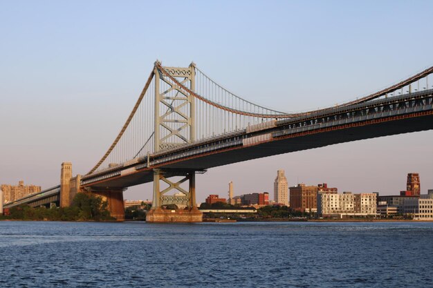 Foto vista del puente colgante en la ciudad