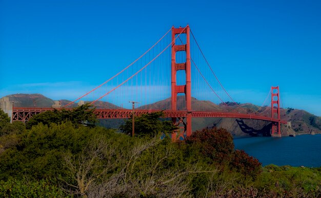 Foto vista del puente colgante contra el cielo azul claro