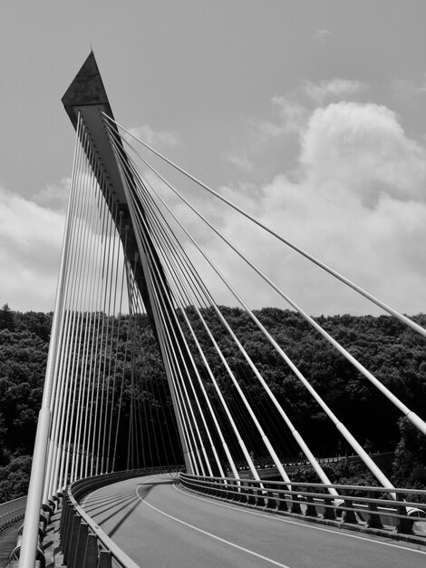 Foto vista del puente colgante contra el cielo nublado