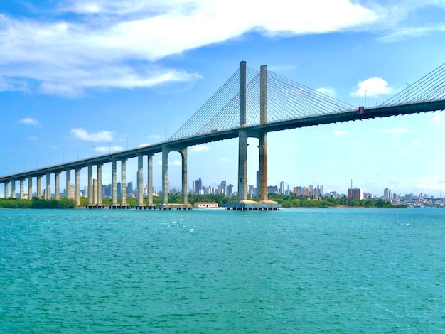 Foto vista del puente colgante contra el cielo nublado