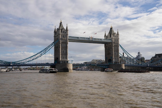 Foto vista del puente colgante contra el cielo nublado