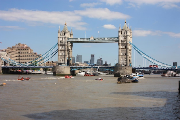 Foto vista del puente colgante contra el cielo nublado