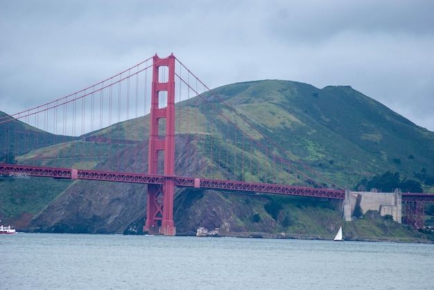 Foto vista del puente colgante contra un cielo nublado