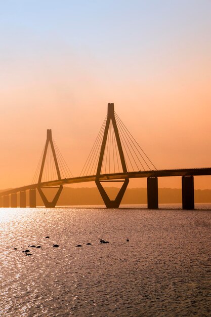 Foto vista del puente colgante contra el cielo durante la puesta de sol