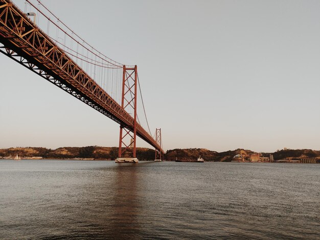 Foto vista del puente colgante contra el cielo