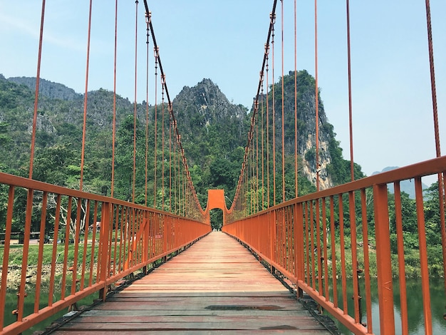 Foto vista del puente colgante contra el cielo