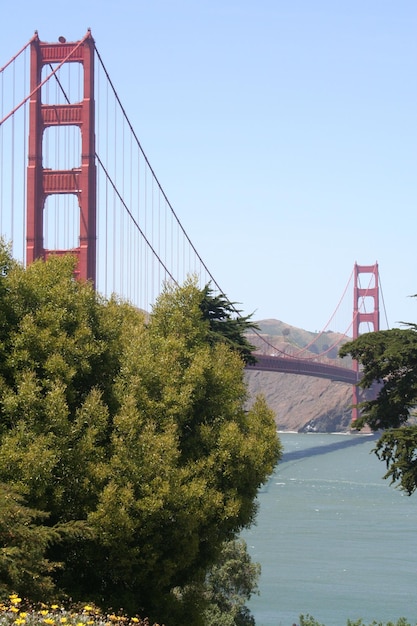 Foto vista del puente colgante contra el cielo