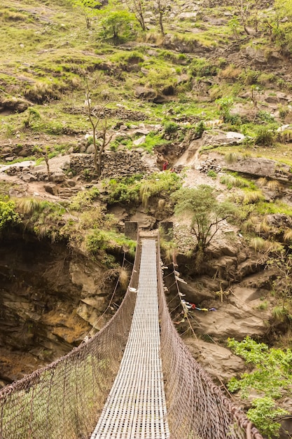 Vista del puente colgante en el Himalaya en Nepal en la zona de Manaslu