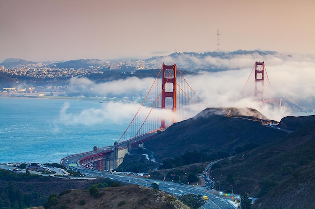 Foto vista del puente colgante de la puerta de oro sobre el mar