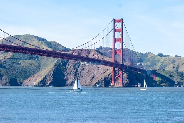 Foto vista del puente colgante sobre el mar