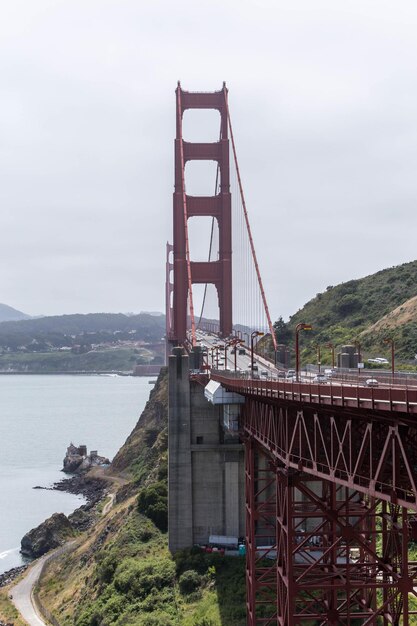 Foto vista del puente colgante sobre el río