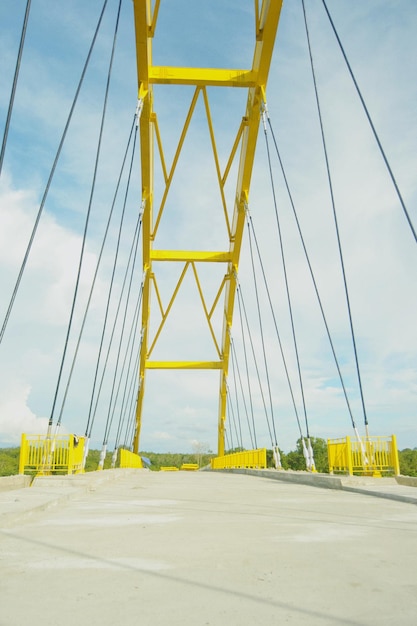 Foto vista del puente colgante