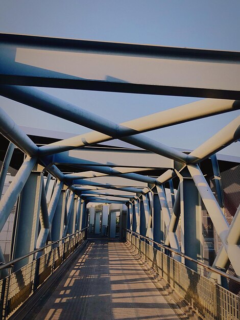 Foto vista del puente contra un cielo despejado