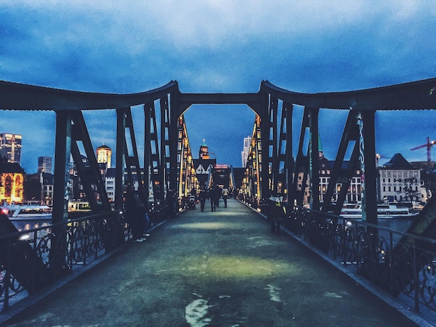 Foto vista del puente contra el cielo nublado