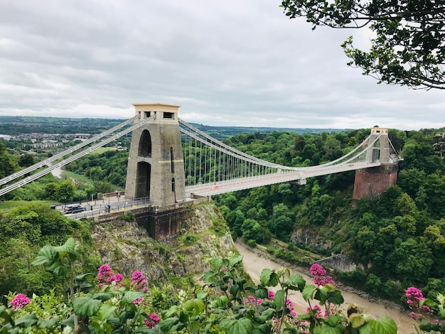 Vista del puente contra el cielo nublado