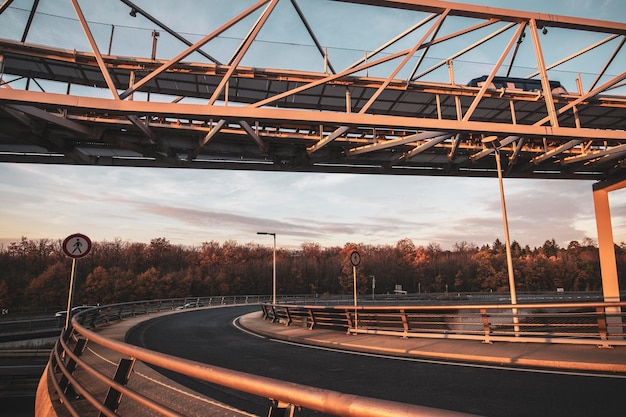 Foto vista del puente contra el cielo