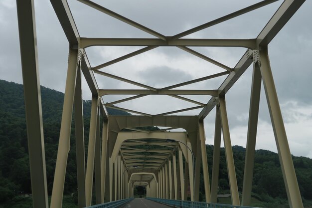 Foto vista del puente contra el cielo