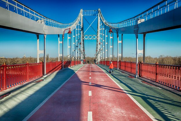 Foto vista del puente contra el cielo