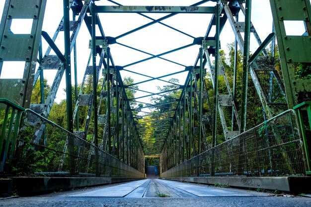 Vista del puente contra el cielo