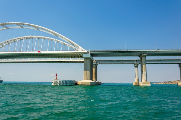 Vista del puente de Crimea del arco del puente.