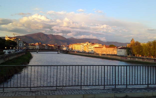 Vista desde el puente desde detrás de la barandilla de la ciudad vieja contra el fondo de las montañas