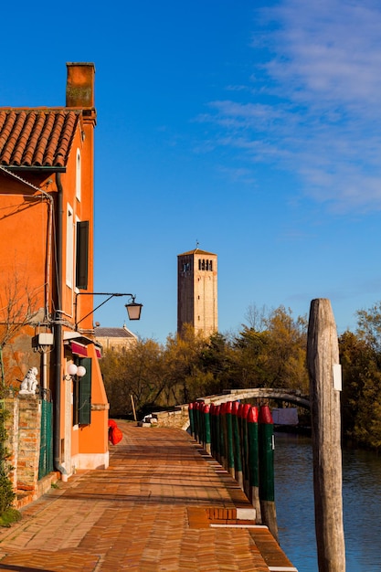 Vista del Puente del Diablo y el campanario de la isla de Torcello