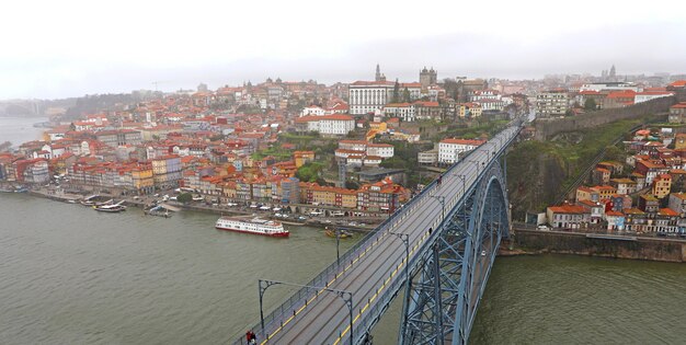 Vista del puente Dom Luis en Oporto