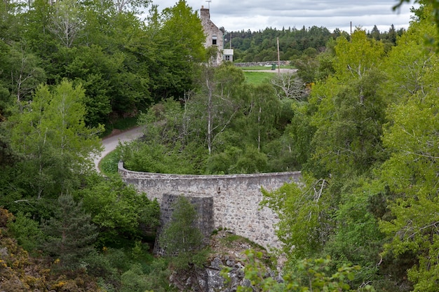 Vista del puente Dulsie sobre el río Findhorn