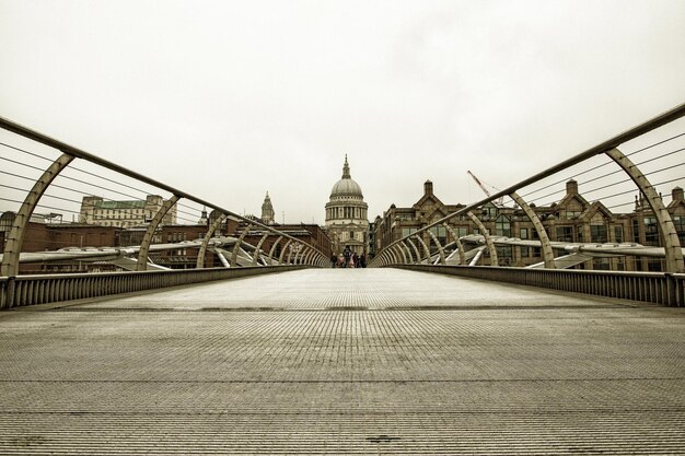 Foto vista del puente y el edificio contra el cielo