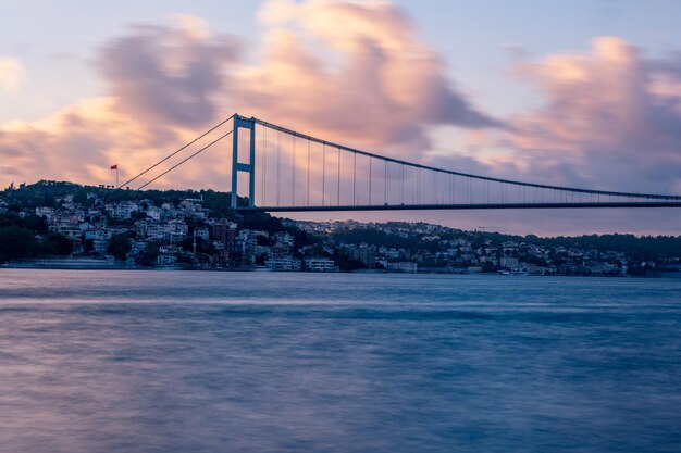 Foto vista del puente fatih sultan mehmet al atardecer