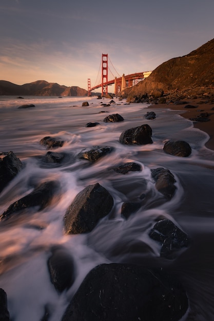 Vista desde el puente Golden Gate en la playa de Marshall en San Francisco, California