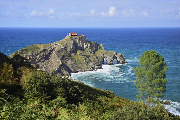 Vista del puente a la isla de San Juan de Gaztelugatxe desde arriba del Golfo de Vizcaya España