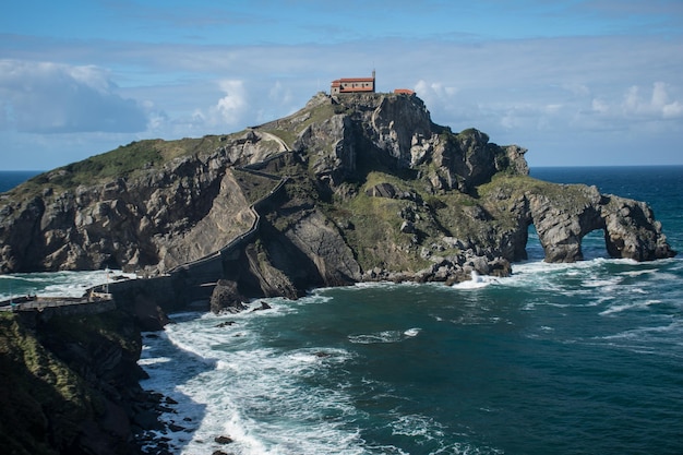 Vista del puente a la isla de San Juan de Gaztelugatxe desde arriba del Golfo de Vizcaya España