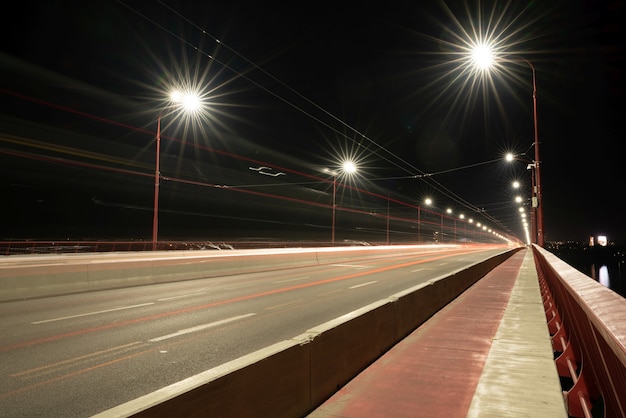 Vista de un puente largo y brillante sobre el gran río Dnieper