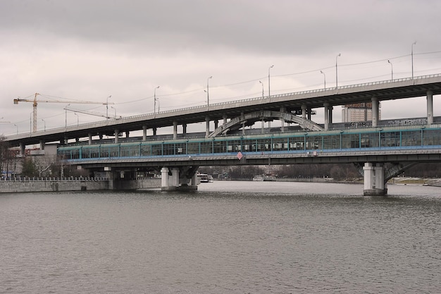 Foto vista del puente luzhniki a través del río moscú en moscú