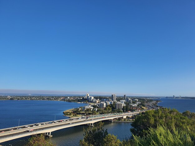 Foto vista del puente desde el parque en perth, australia