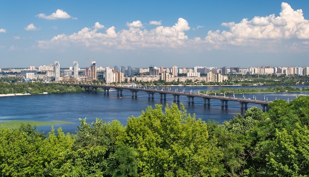 Vista del puente de Paton y la orilla izquierda del río Dnieper en Kiev