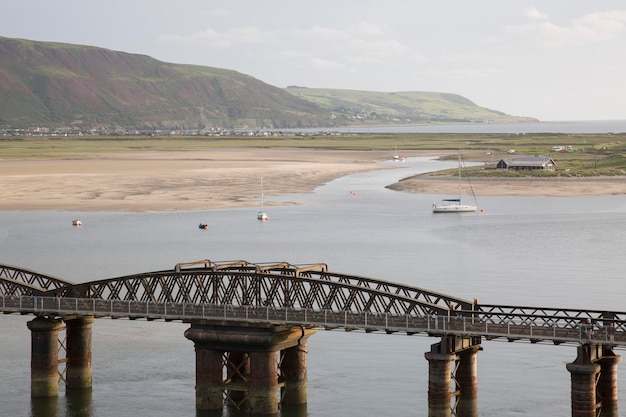 Vista del puente y la playa de Barmouth, Gales, Reino Unido