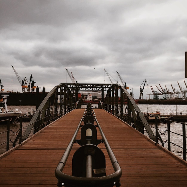 Foto vista del puente en el puerto