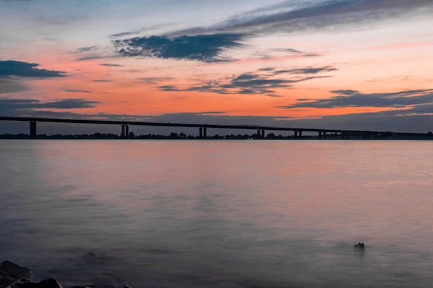 Vista del puente y puesta de sol sobre el río.