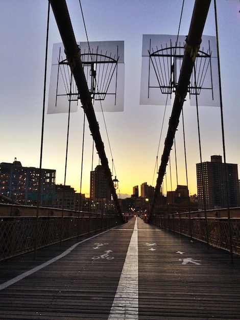 Foto vista del puente durante la puesta de sol