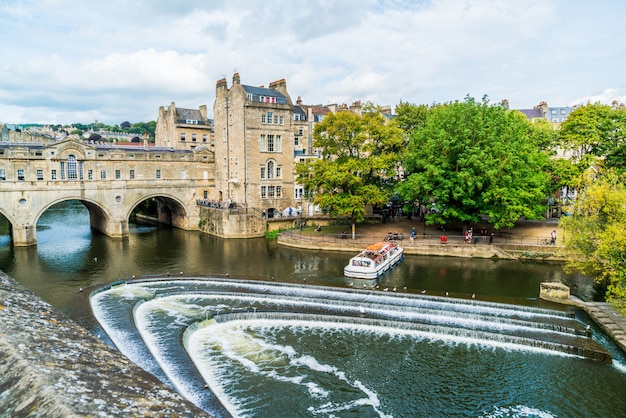 Vista del puente Pulteney Bridge River Avon en Bath, Inglaterra