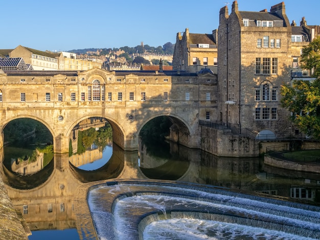 Vista del puente Pulteney y vertedero en Bath